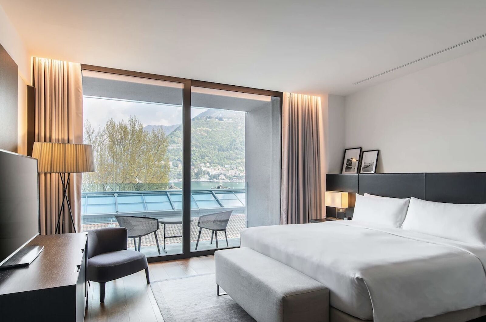 Hilton-Lake-Como-room