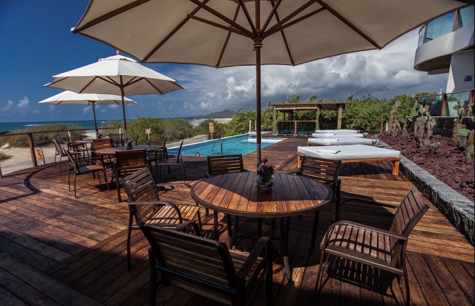 Iguana-Crossing-Boutique-Hotel-location-pool-terrace
