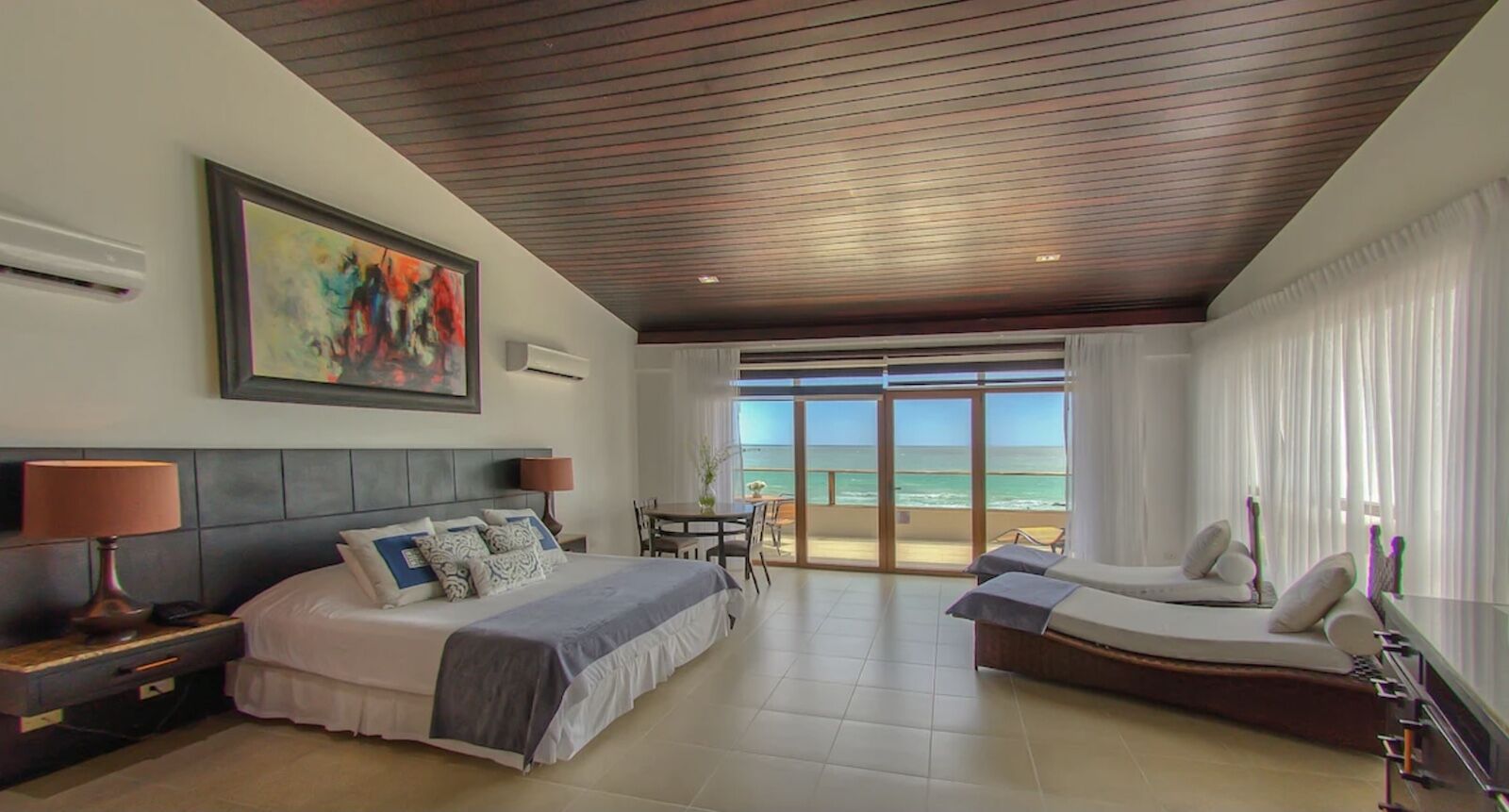 Iguana-Crossing-Boutique-Hotel-room