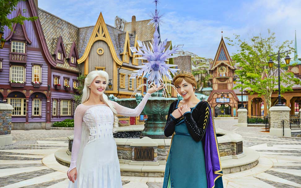 HKDL_World-of-Frozen_Anna-and-Elsa