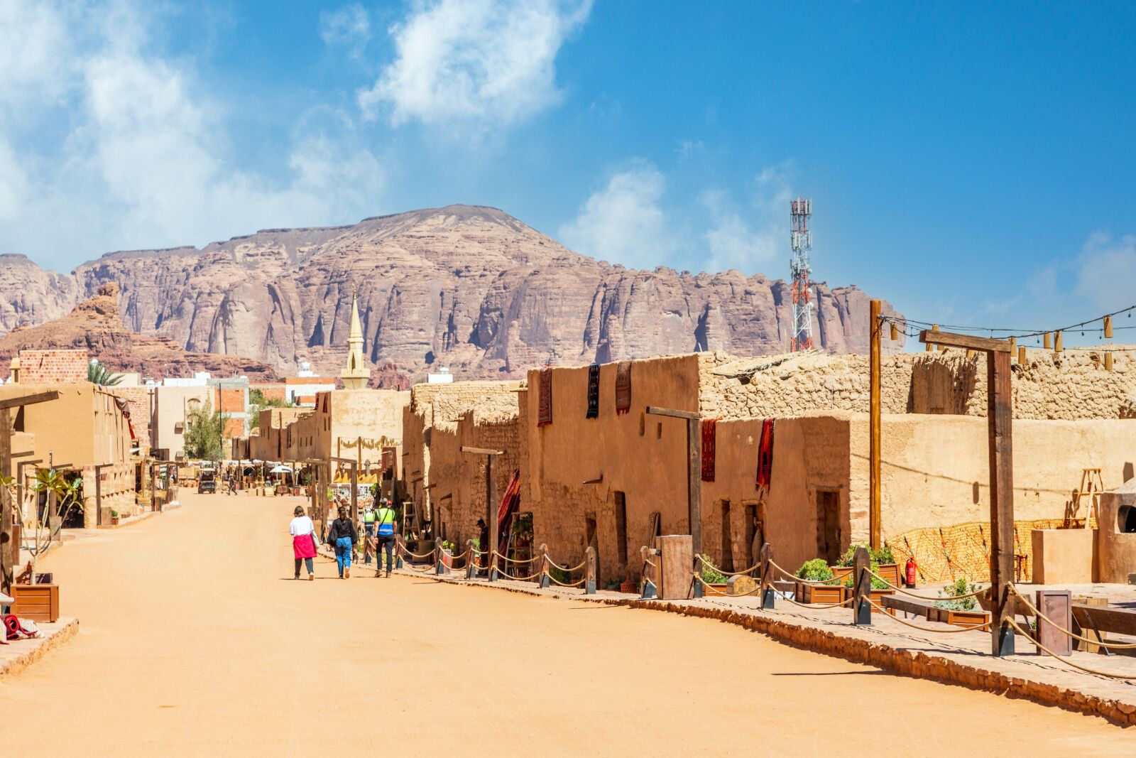 alula-old-town-tourists