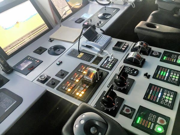 navigational-bridge-cruise-ship navigational-bridge-cruise-ship