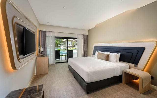 Amora-Superior-Pool-Side-640 Amora-Superior-Pool-Side-640