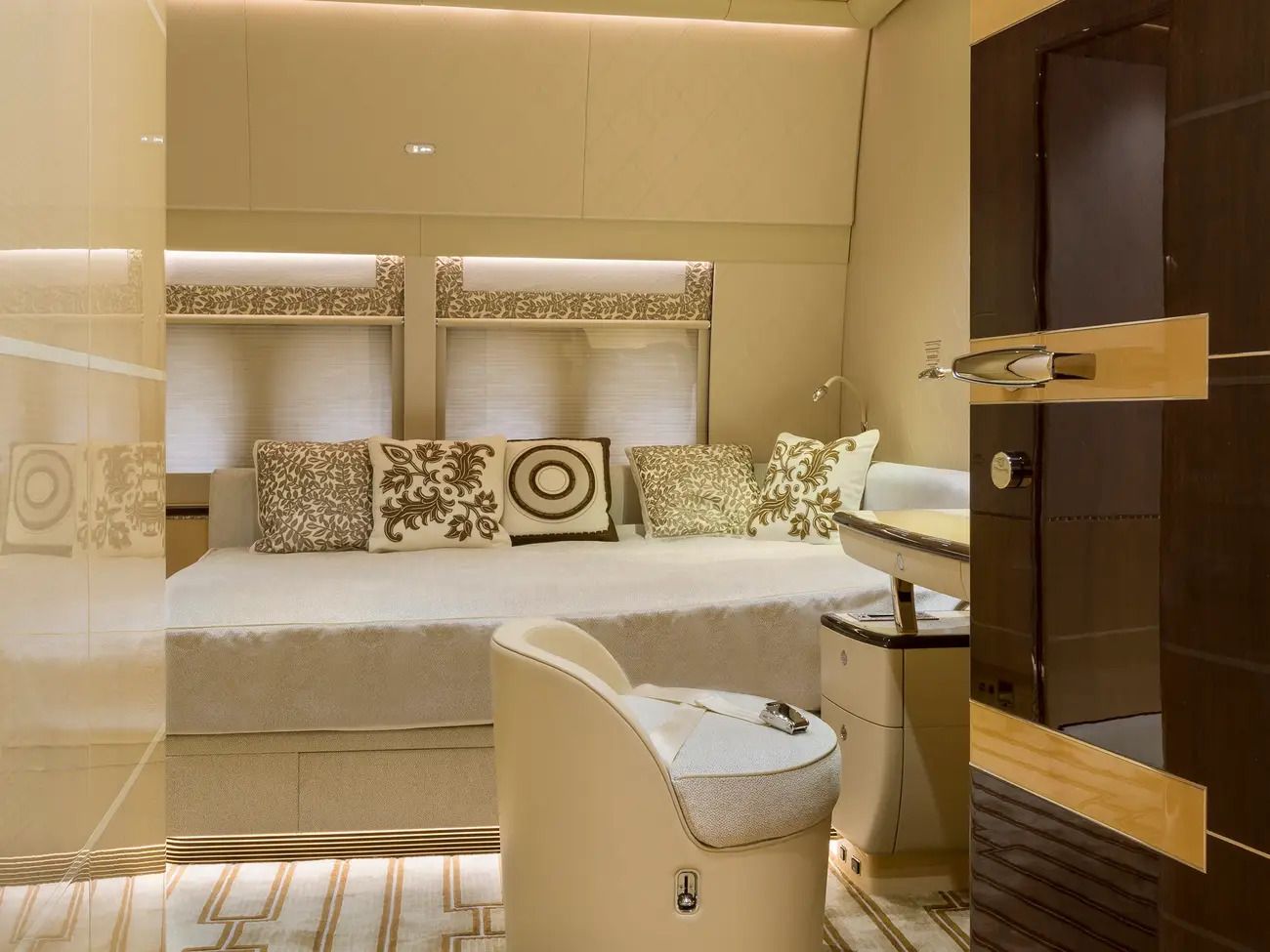 b747-8i-private-jet-bedroom
