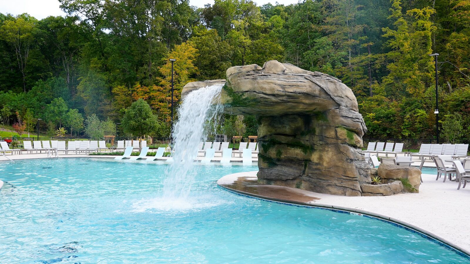 Cascading-Waterfall-at-Outdoor-Pool-credit-The-Dollywood-Company
