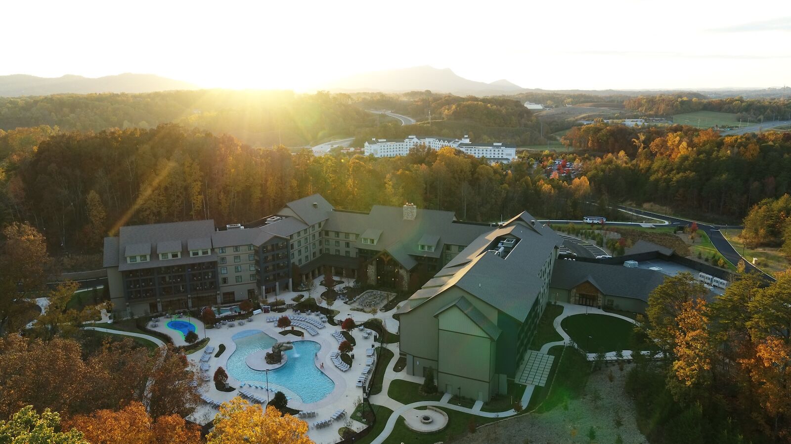 HeartSong-Lodge-Resort-back-DreamMore-in-background-credit-The-Dollywood-Company