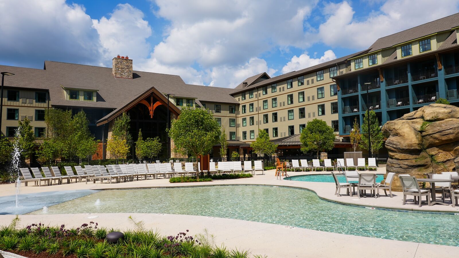 Outdoor-Pool-credit-The-Dollywood-Company