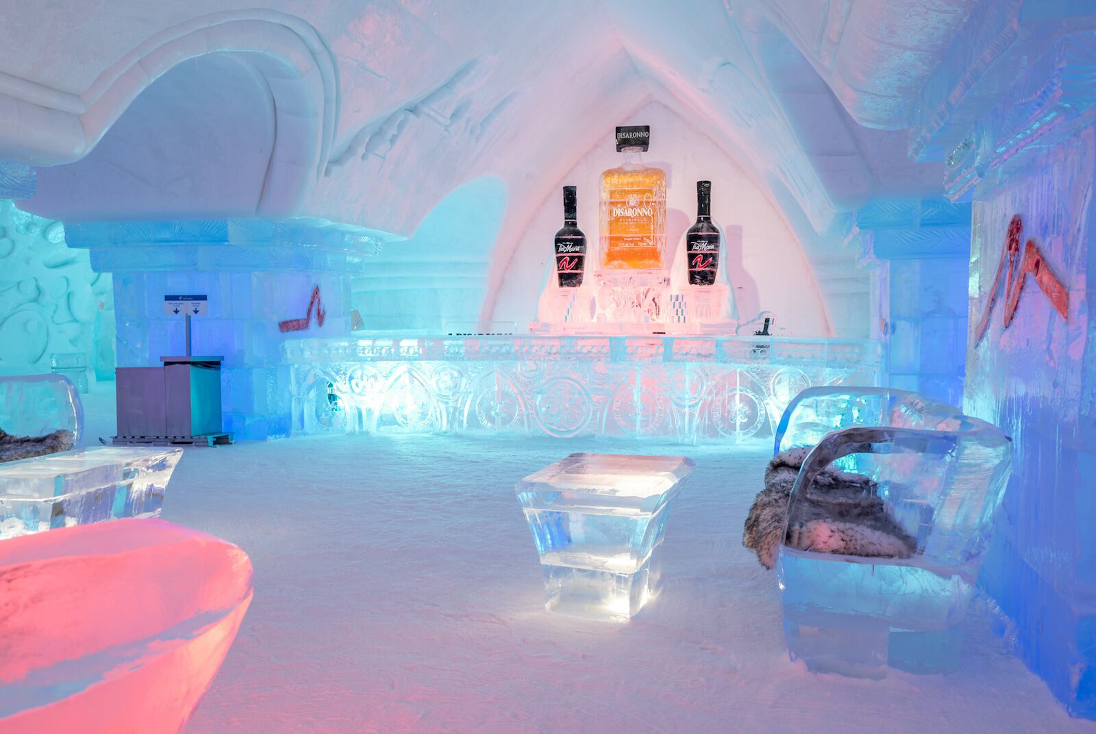ice-hotel-bar-hotel-de-glace-ice-hotel-in-quebec