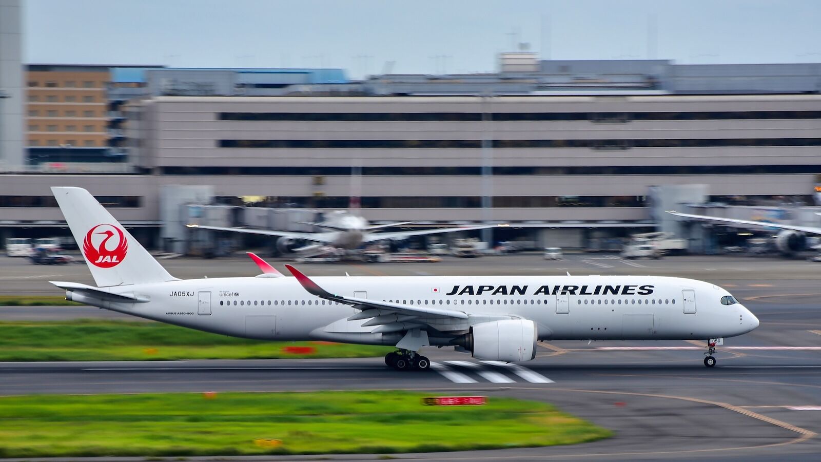 airbus-a350-2407588073