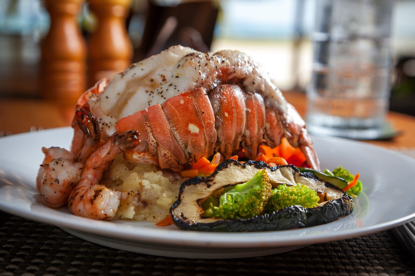Royal-Belize_fresh-caught-lobster-for-dinner