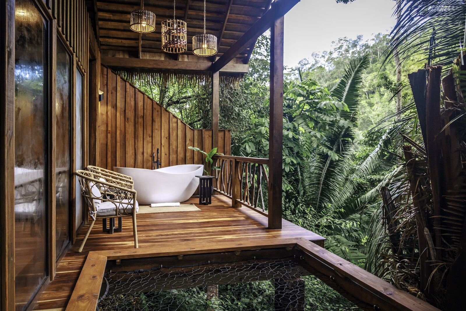 Sweet-Songs-Jungle-Lodge_Treehouse-outdoor-bath-and-net-lounge
