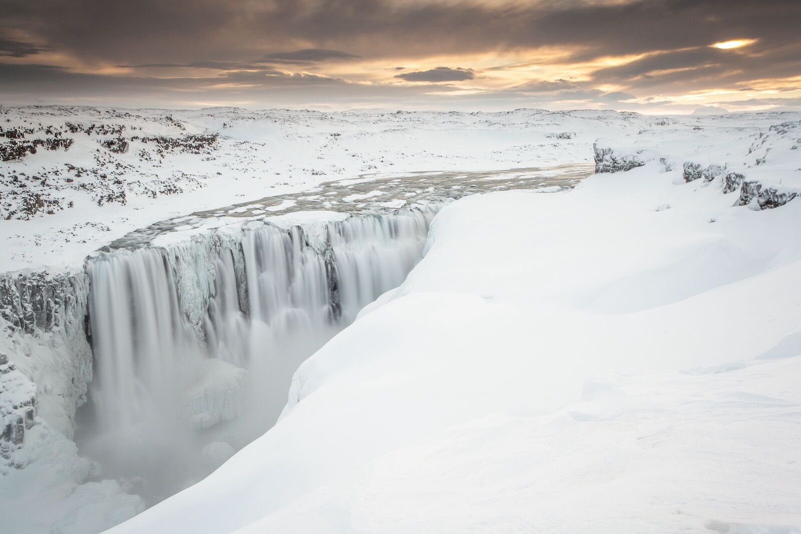 Dettifoss-Iceland-Waterfalls-in-Winter-1