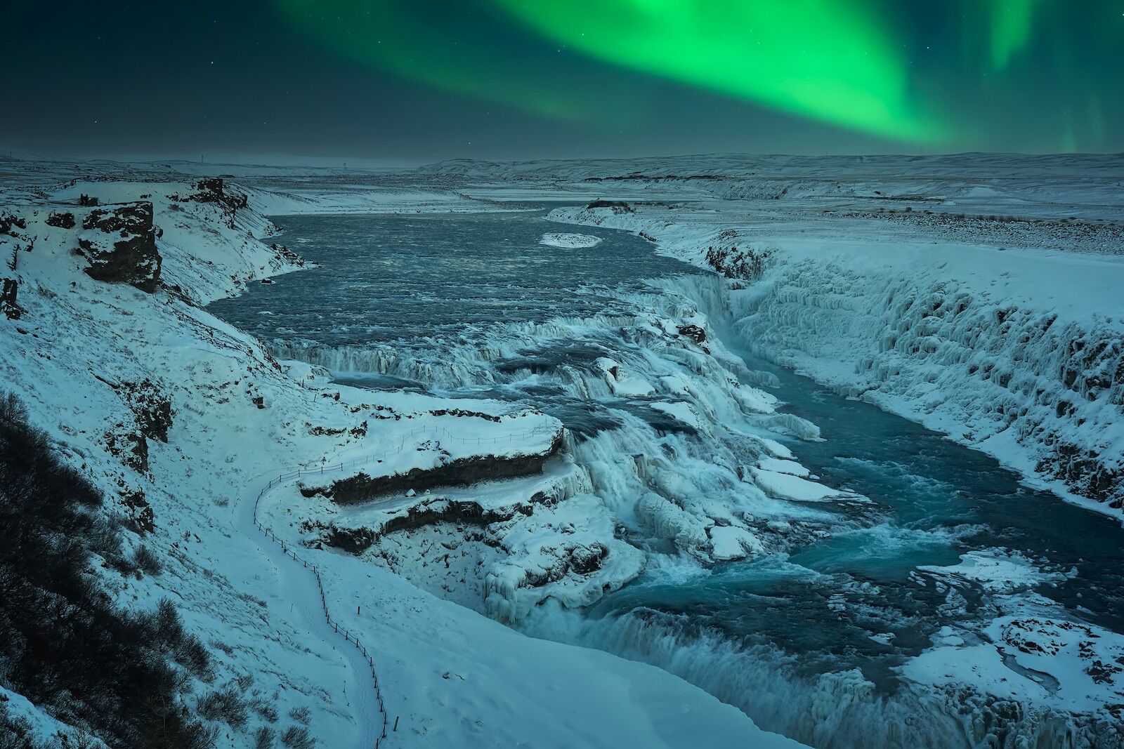 Gullfoss-Waterfalls-in-Iceland-with-Aurora-at-night