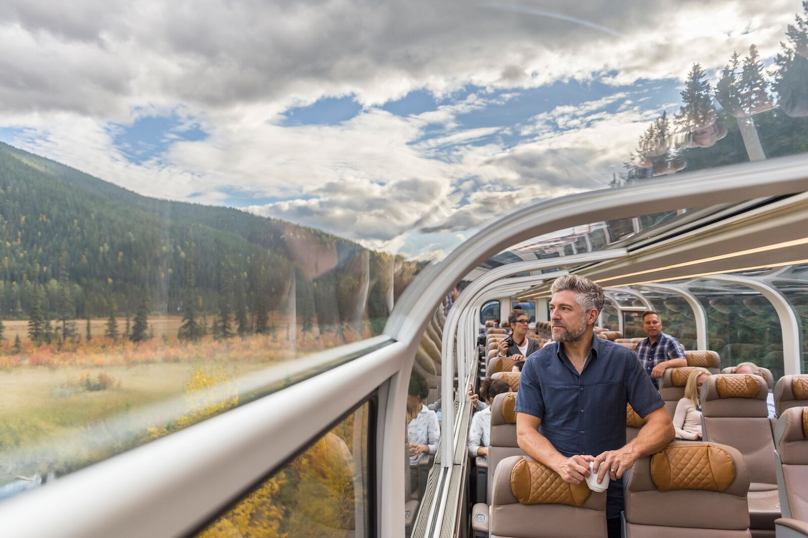 Rocky-Mountaineer-Black-Friday-Glass-dome-car