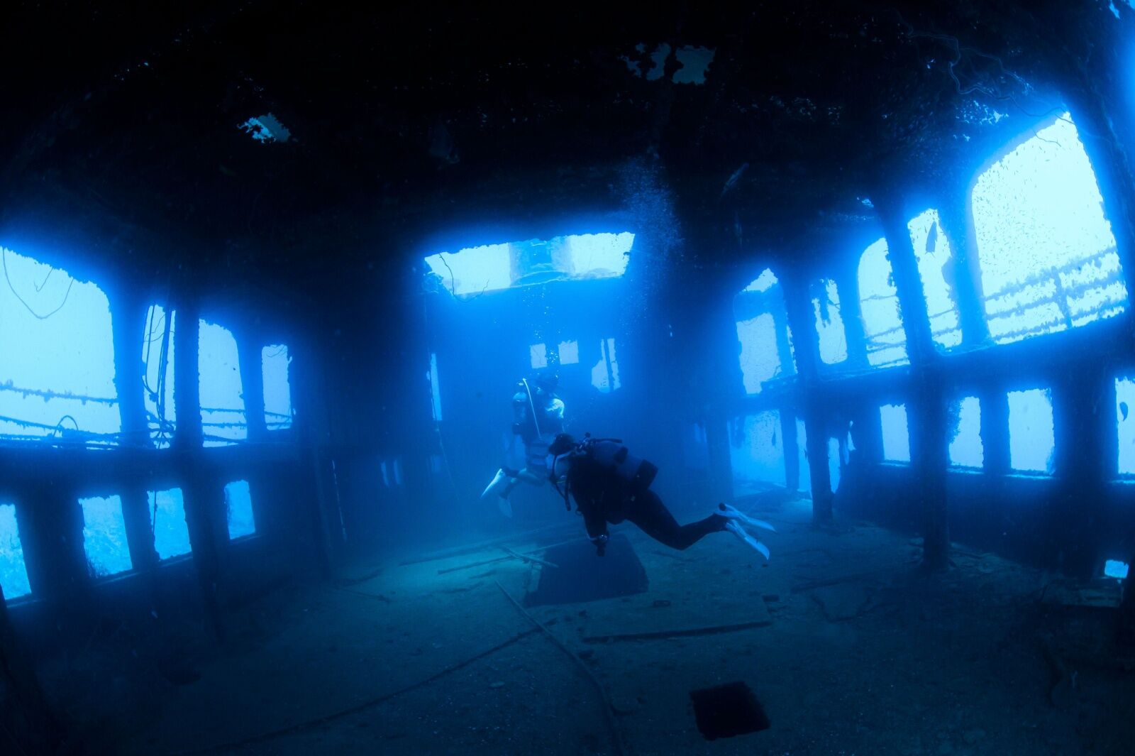 wreck-diver