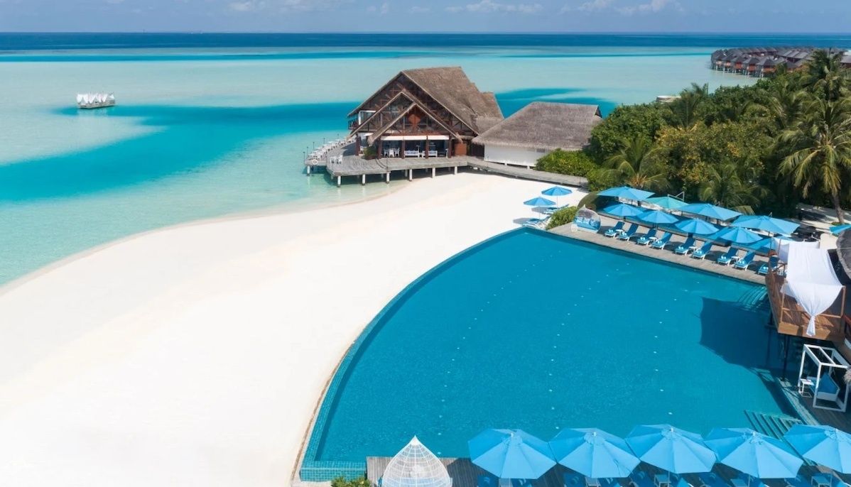 Anantara-Dhigu-aerial-pool