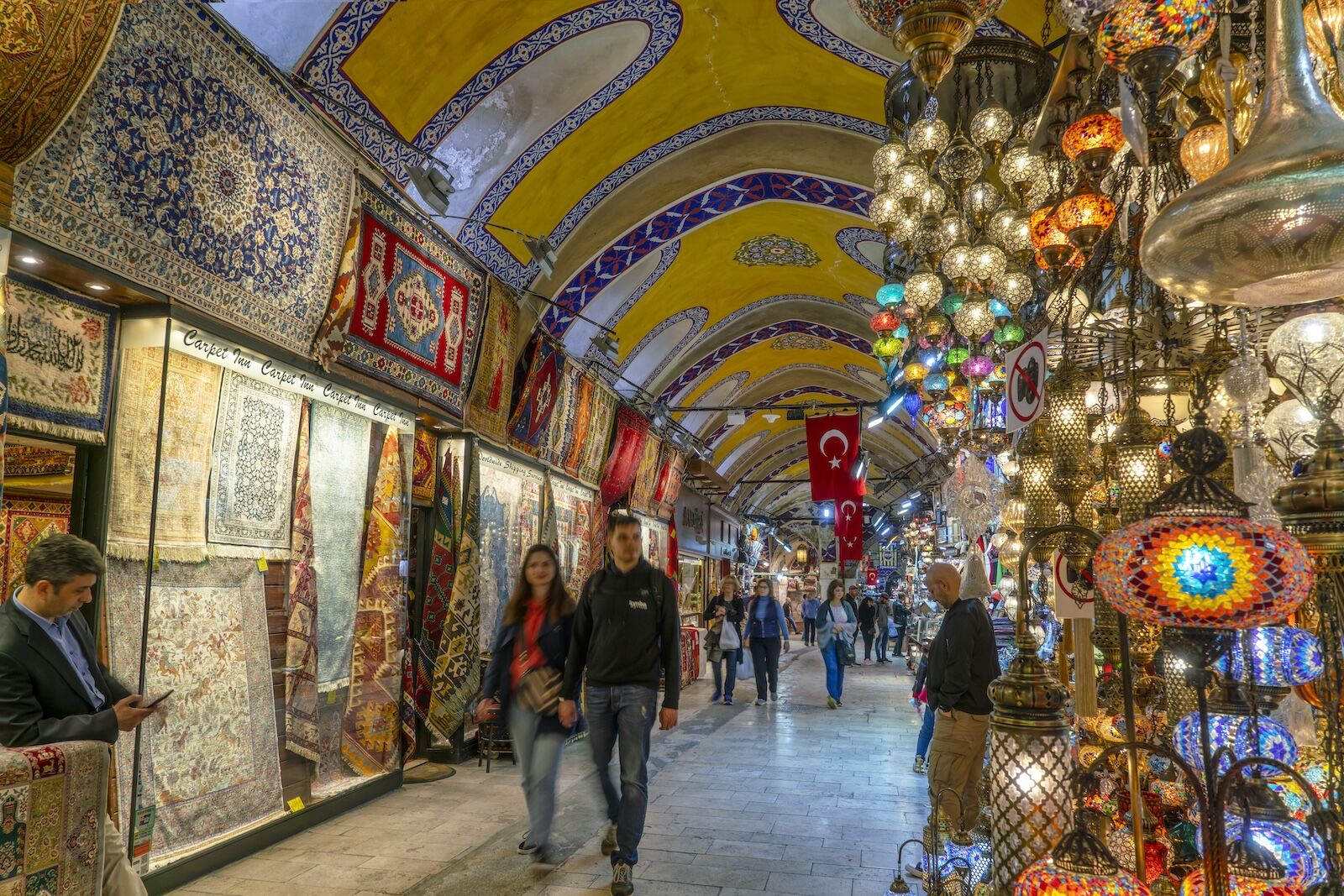 Istanbul-Grand-Bazaar-.TurkishCarpetsareamongstthemanyfinds.Courtesy.TurkishTourismPromotionandDevelopmentAgency-1