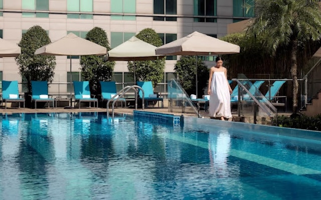 JW-Marriott-Hotel-Suites-Saigon-pool