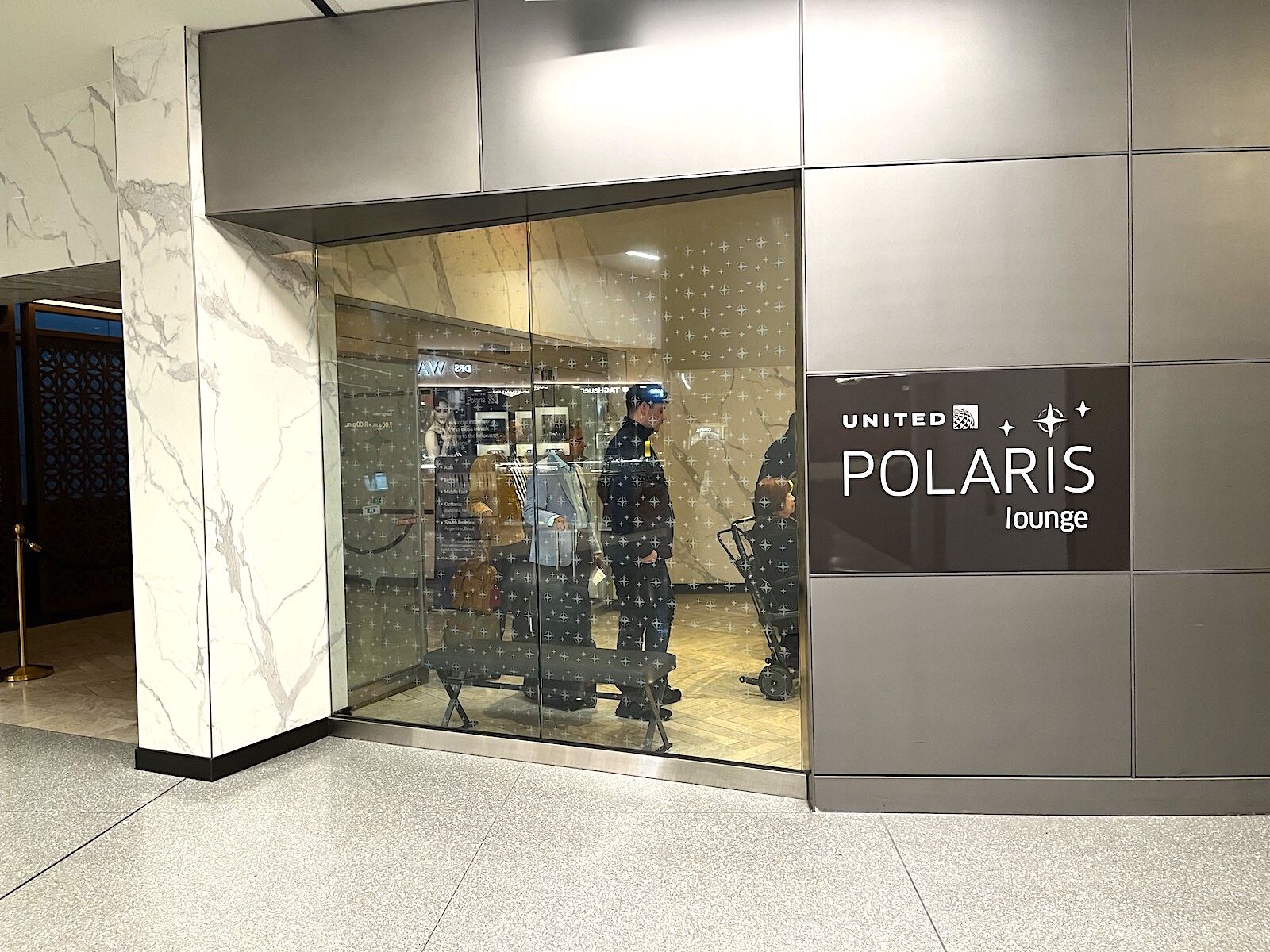 united-polaris-lounge united-polaris-lounge
