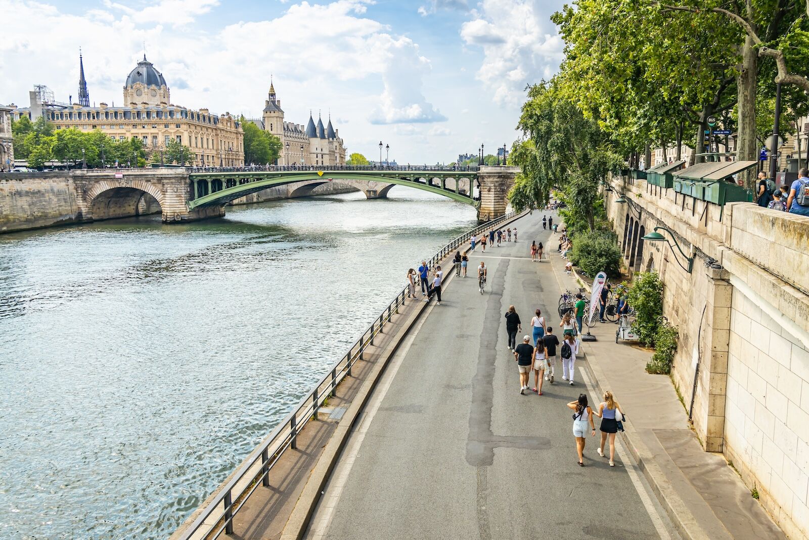 shutterstock_2395015883
