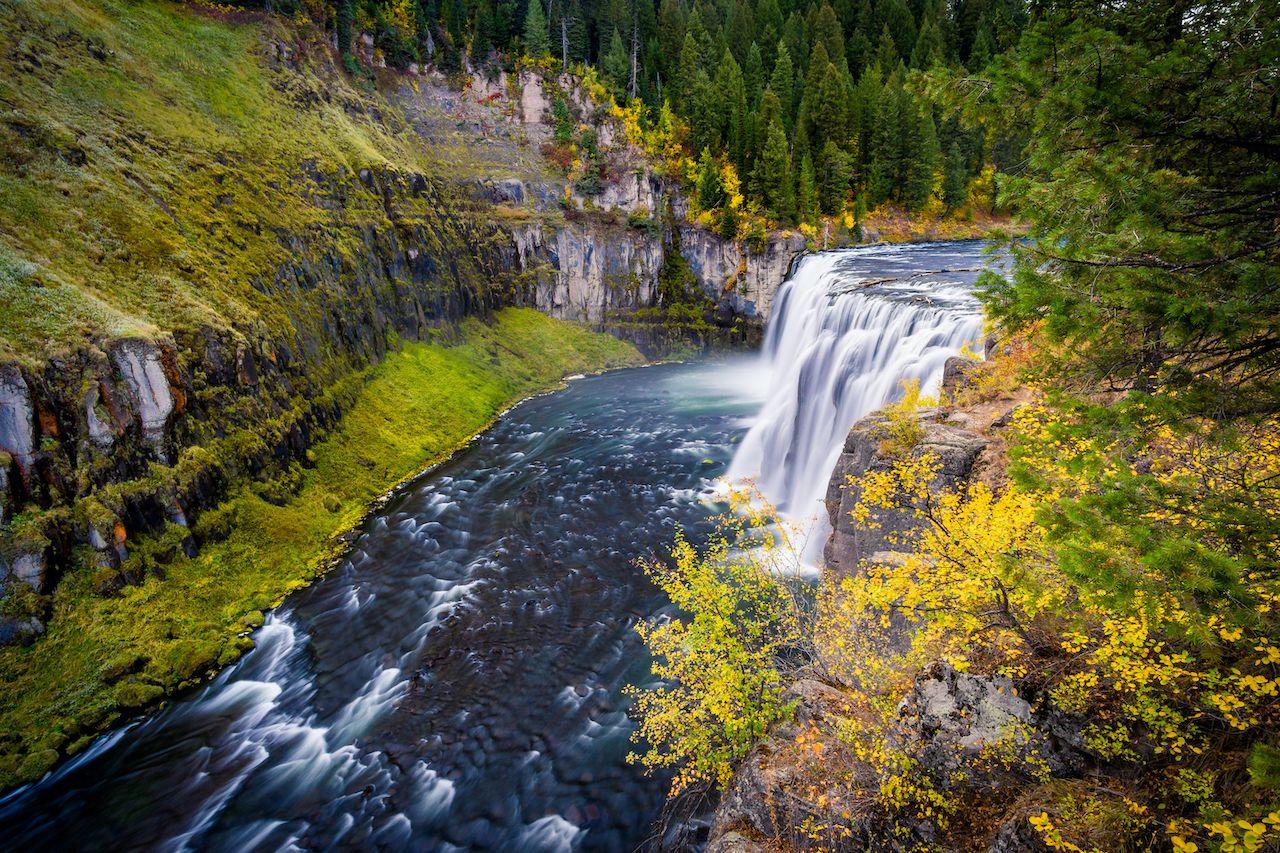 Autumn-at-the-Upper-Mesa-Falls