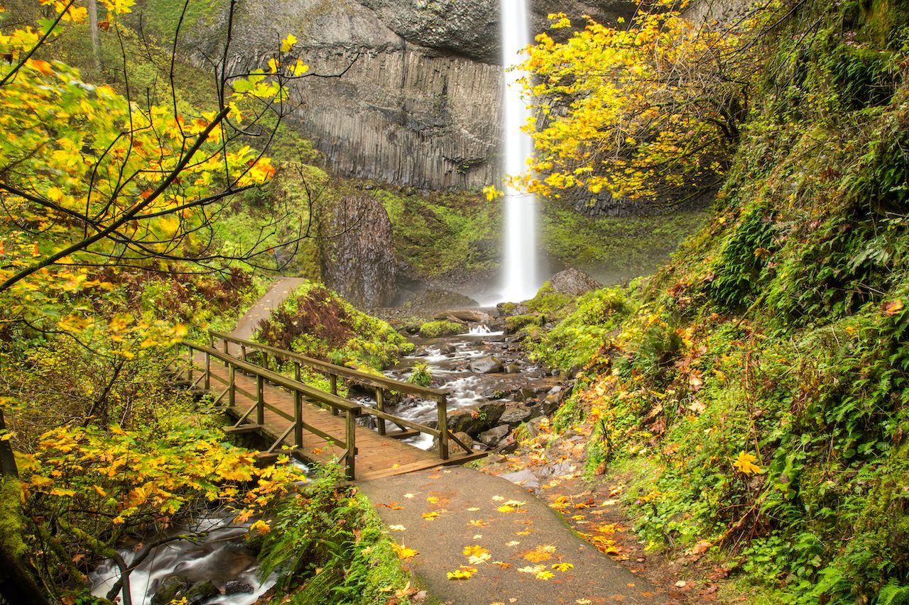 Latourell-Falls-and-trail-footbridge-in-the-Columbia-River-Gorge-National-Scenic-Area-Oregon