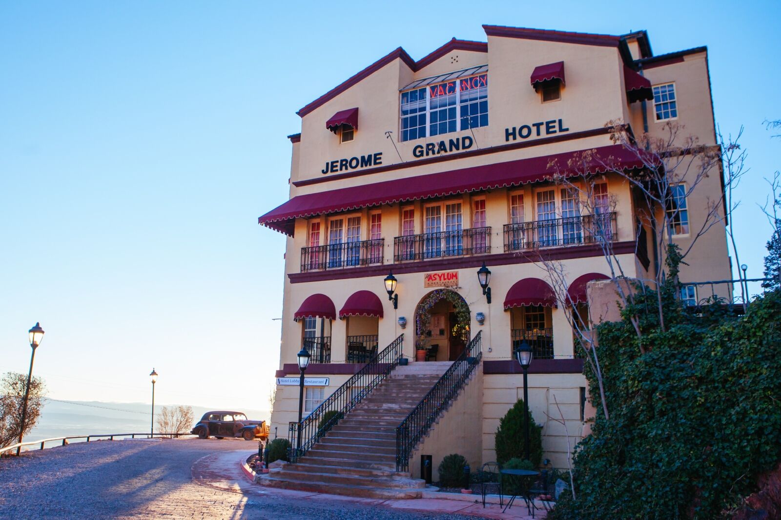 haunted-hotels-stay-8