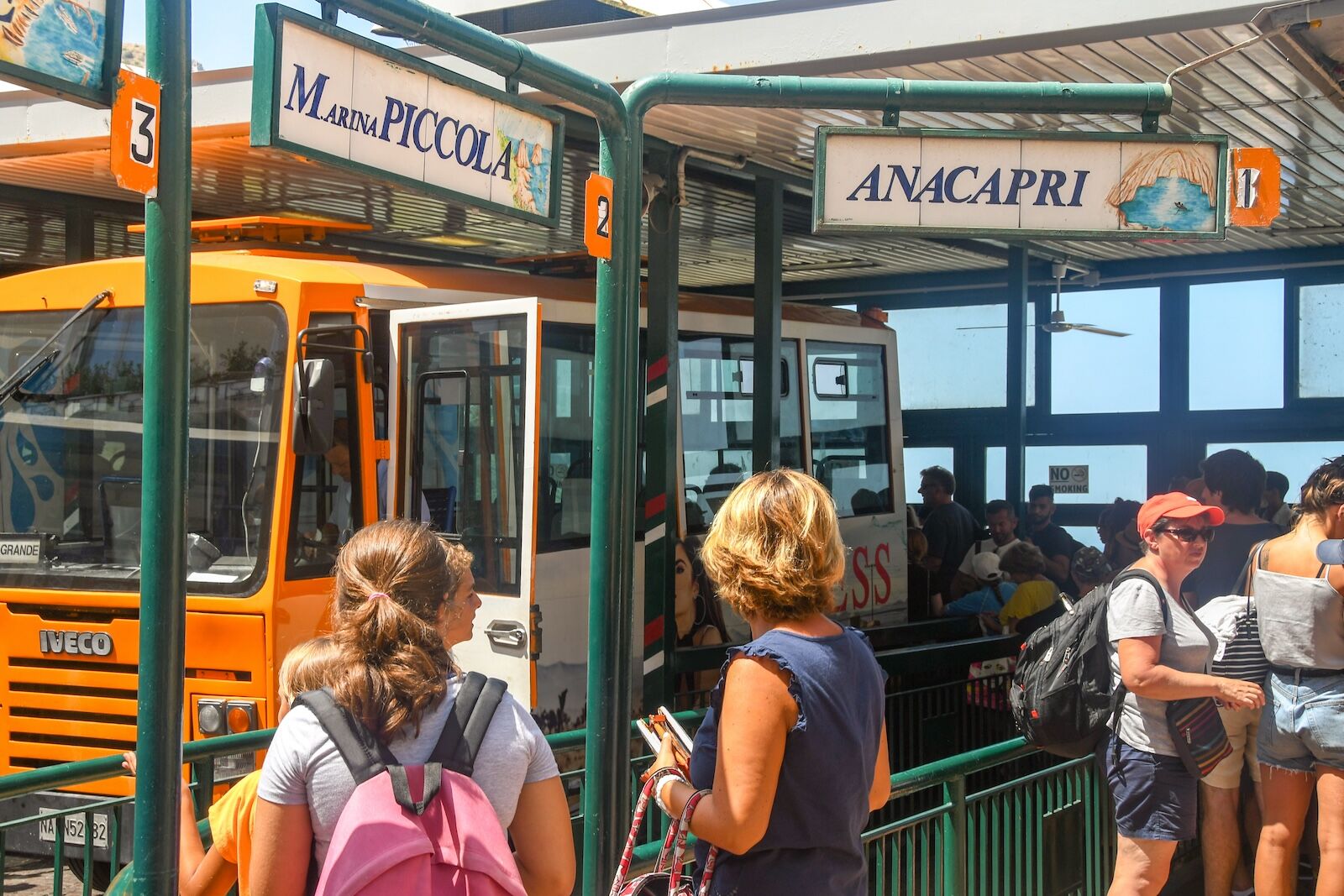 tourists-capri-1493013989